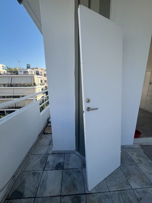 Μονή ξύλινη εσωτερική πόρτα με χερούλι και κλειδί σαν καινούργια