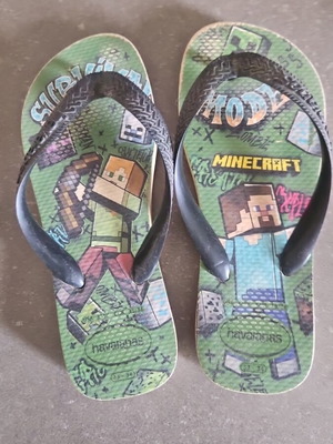 Minecraft Havaianas flip flops like new, size 33, black and green