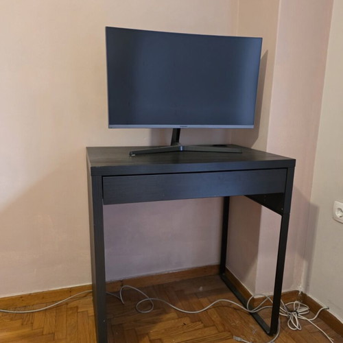 Computer monitor with desk like new