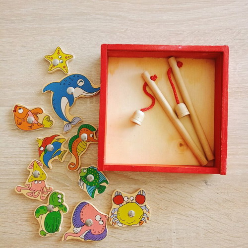 Wooden magnetic fishing game used with 10 sea animals and 2 fishing rods