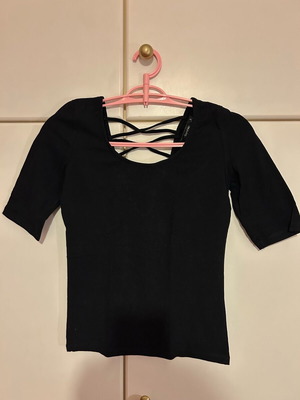 Μπλούζα Bershka μεταχειρισμένη, μέγεθος S, μαύρη με έξω πλάτη