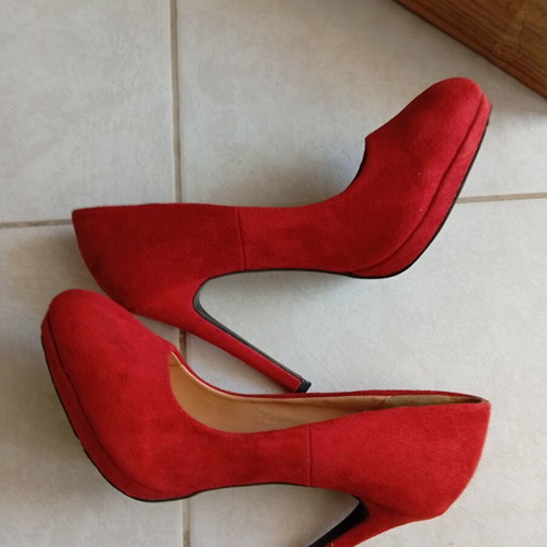 Red Kastoria Pumps Size 39 Like New, 9 cm Heel
