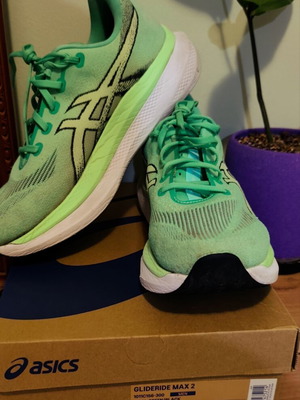 Asics Glideride Max 2 running shoes size 44 like new, white and green