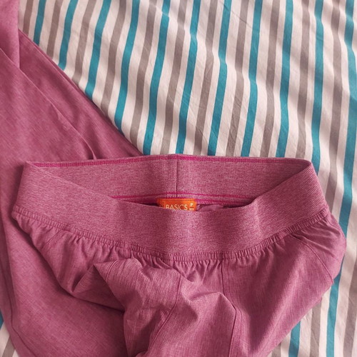 Koi nursing scrub new unworn, size S, rotten apple color