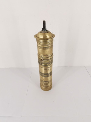 Μύλος του καφέ μεταχειρισμένος εποχής 1913 με αποτυπωμένη ημερομηνία