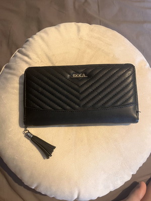 Doca wallet like new, black and gold leather