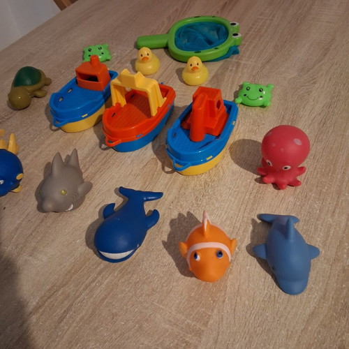 Baby bath toys pack of 16, like new, water squirting animals