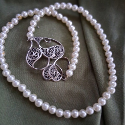Vintage Atelier necklace like new, white and silver