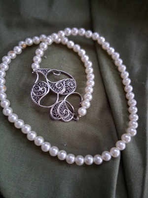 Vintage Atelier necklace like new, white and silver