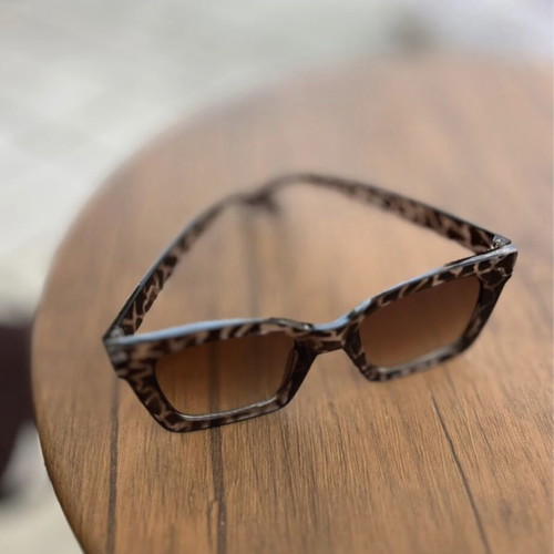 Leopard print sunglasses very stylish like new, multicolor