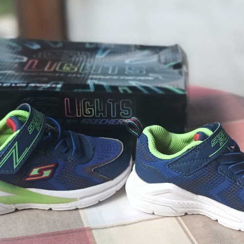 Skechers boys' athletic shoes with lights like new, size 23
