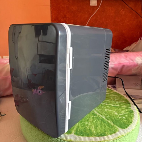 Mini fridge for drinks and skincare like new (5–12W)