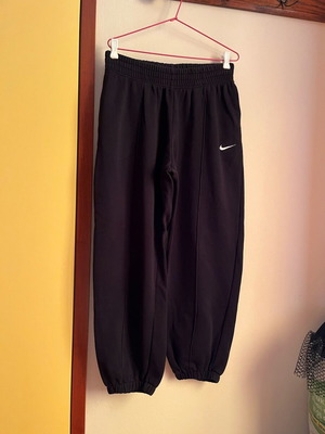 Nike φόρμα με λάστιχο σαν καινούργιο, μέγεθος M, μαύρο