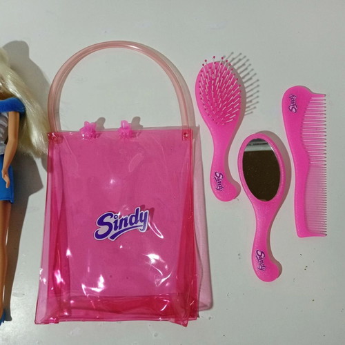 Sindy Hasbro 90's doll with mirror and brush in great condition