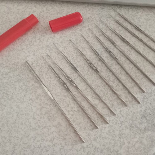 Knitting needles set of 11 in excellent condition with case