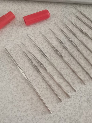 Knitting needles set of 11 in excellent condition with case