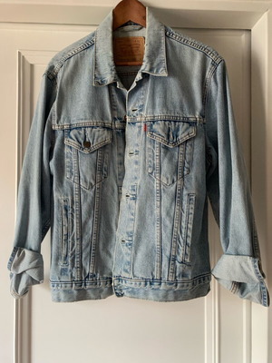 Levi’s jean jacket 90’s used, stonewash, size M