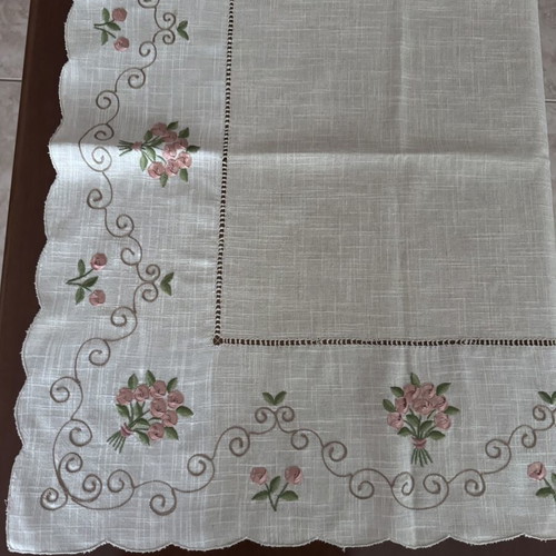Square table linen with pink flowers new condition 86x86 cm