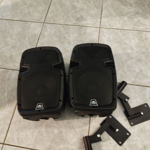 Metro ES8 speakers like new with wall mounts