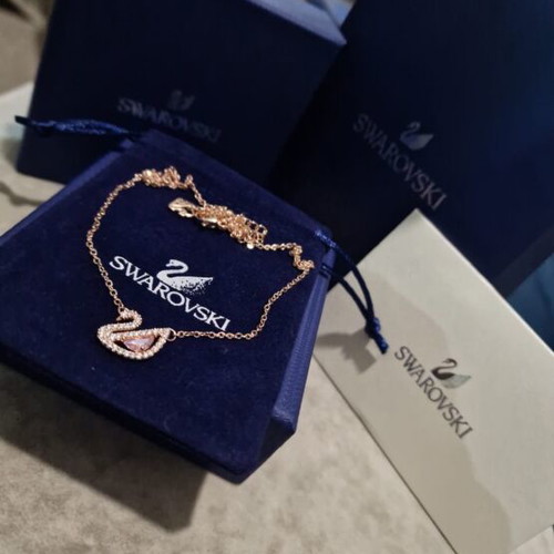 Κολιέ Swarovski καινούργιο με διαχρονικό σχεδιασμό