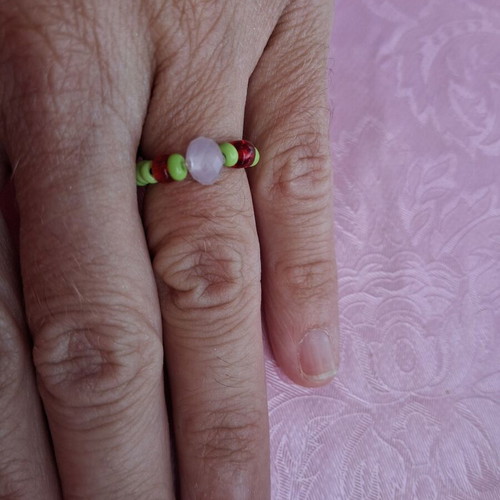Elastic ring with decorative beads