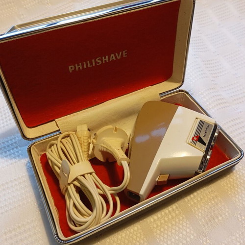 Philips Philishave SC 7960 electric razor used with original case