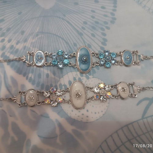Set of 2 women's vintage style bracelets, blue and white