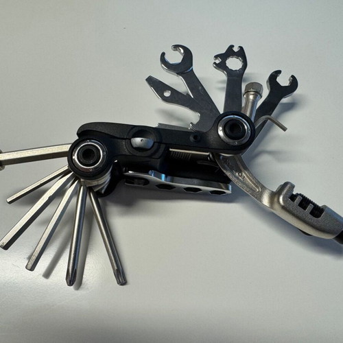 Topeak ALiEN II multitool like new with 31 functions and carrying case