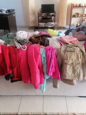 Girls' clothes like new, ages 3 to 9, pack of 14 jackets and clothes