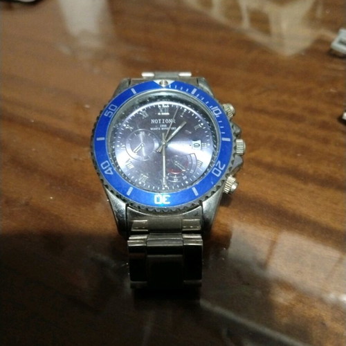 Quartz wristwatch with date display, metal bracelet