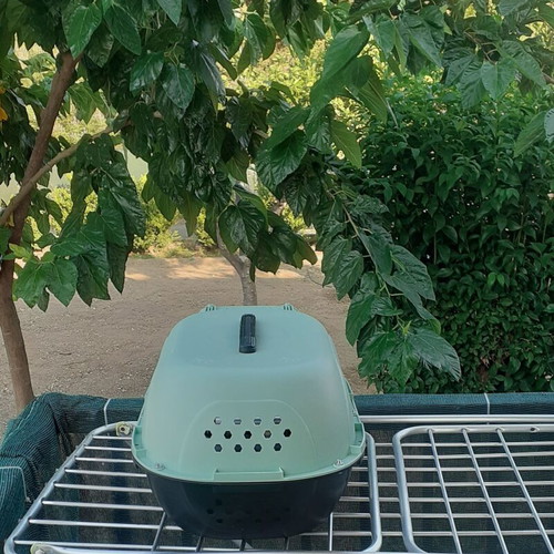 Pet Carrier like new with secure screw connections