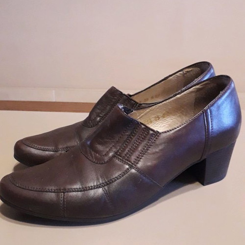 Leather shoes used with anti-slip soles brown, pumps size 39