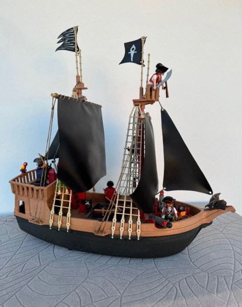 Playmobil πειρατικο καραβι  με διαστάσεις 56cm x 53cm x 28cm