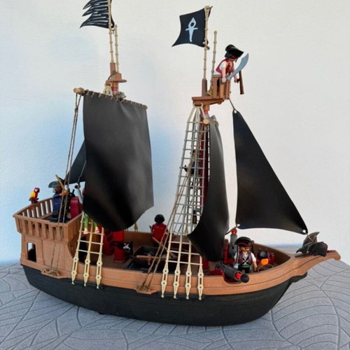 Playmobil pirate ship new with accessories 56x53x28 cm