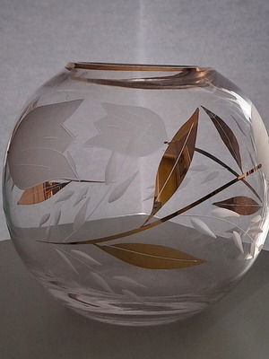 Glass vase with gold decoration like new