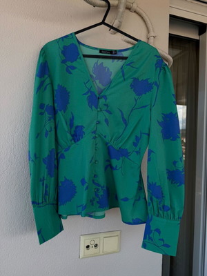 Boohoo women's long sleeve blouse like new, blue and green, size S