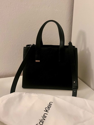 Calvin Klein Τσάντα Ck Plaque Small Tote Καινούργια Μαύρη