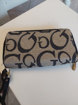 Guess wallet like new with zipper and wrist strap