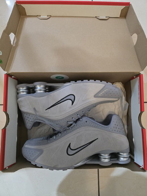 Nike Shox R4 shoes like new, size 42 with box