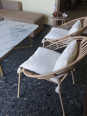 2 άνετες καρέκλες από ρατάν σε στιλ Boho μπεζ/αμμόχρωμες με βοηθητικό τραπέζι – για σαλόνι ή κήπο