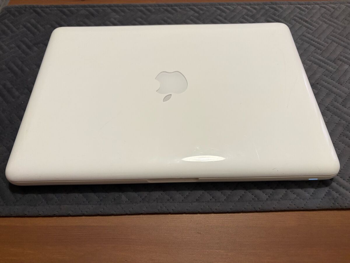 Apple Macbook 13 inch late 2009 used… - € 115,00 - Vendora.cy