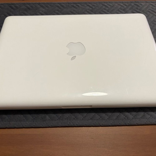 Apple Macbook 13 inch late 2009 with box and manuals