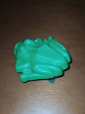 Plastic frogs used, excellent condition, functional