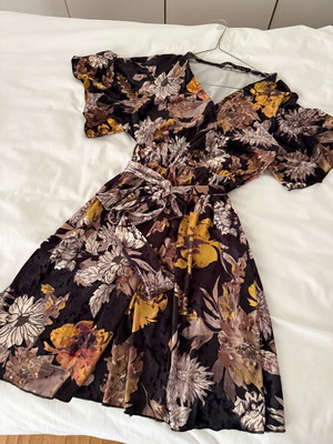 Velvet printed dress with flowers and belt like new, M/L