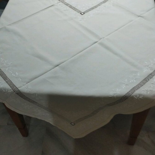 Tablecloth set with 12 beige embroidered napkins like new