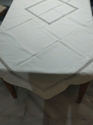 Tablecloth set with 12 beige embroidered napkins like new