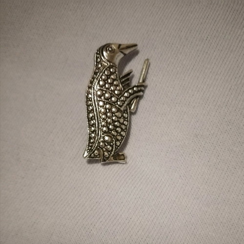 Vintage metal penguin pin like new silver
