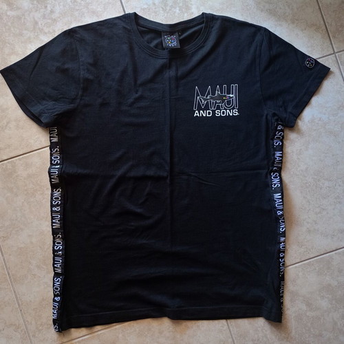 Maui and Sons T-Shirt size L like new, black with side tape logo