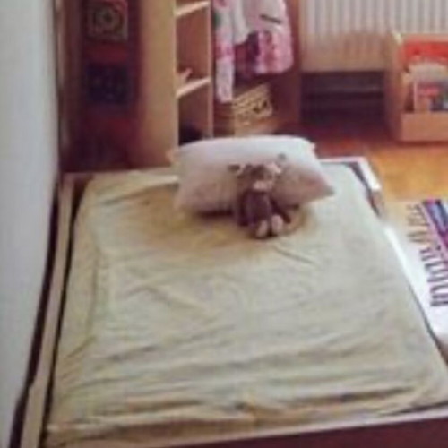 Montessori independent living bed like new with 140x70 cm mattress