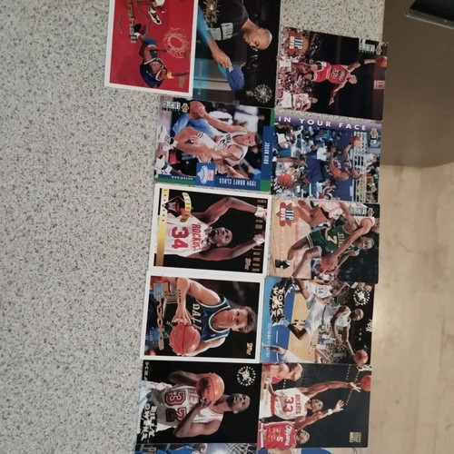 NBA cards 90s like new, pack of 220 with basketball magazines